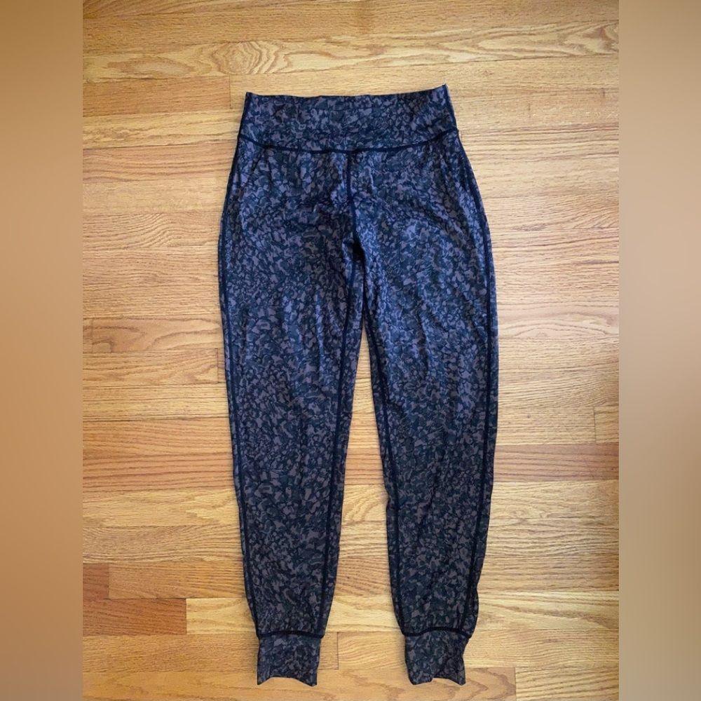 In great condition, Fety leggings, Size LARGE, Brown and black splash detail